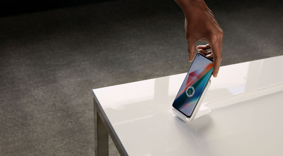 Das neue Oppo Find X3 Pro 5G lädt in einer Station kabellos.