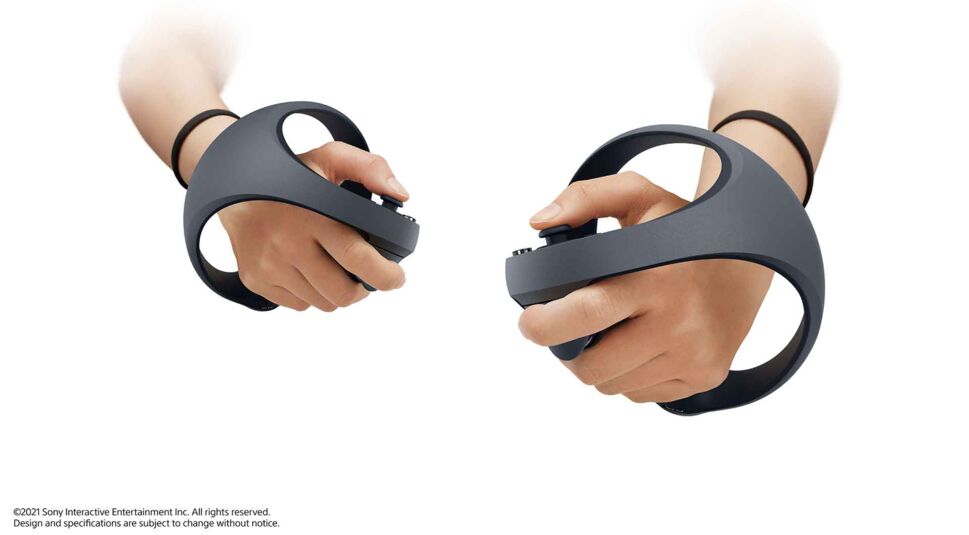 Zwei Hände stecken in den neuen kugelförmigen PS VR-Controller-Sticks von Sony.