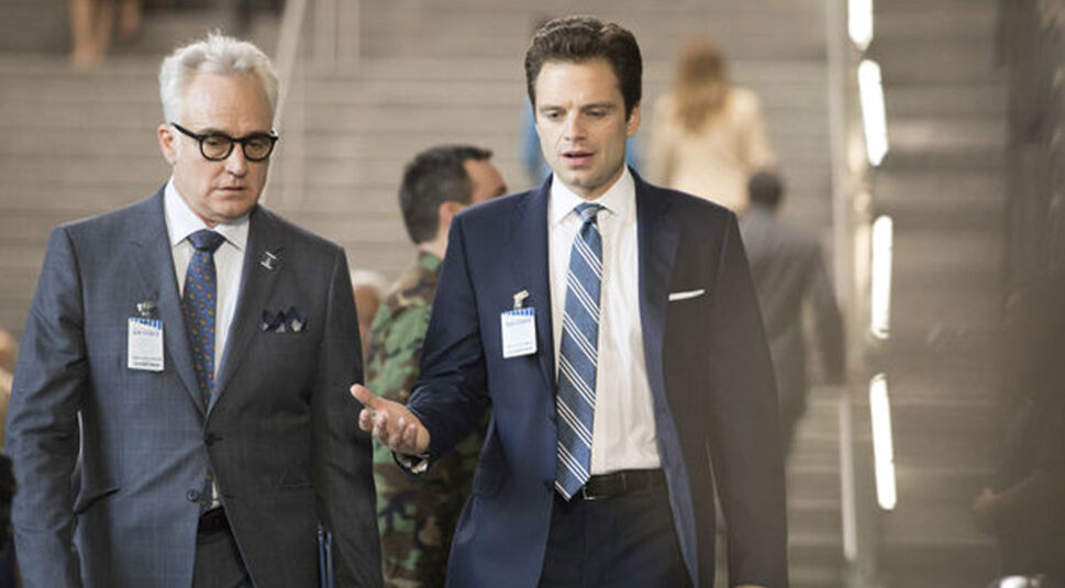 Zwei Regierungsbeamte laufen einen Flur entlang, Eine Szene aus dem Film The Last Full Measure.