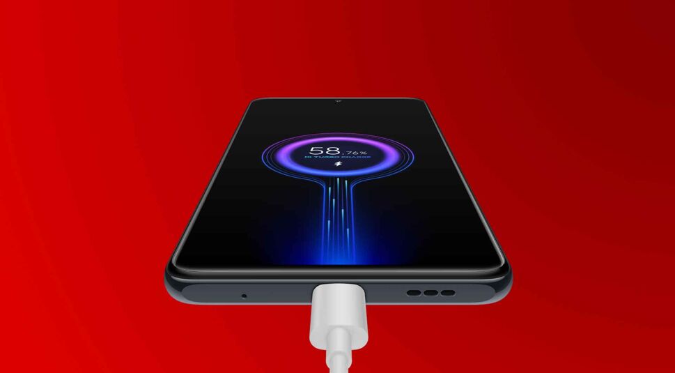Das neue Xiaomi Redmi Note 10 Pro wird per Akkukabel geladen.