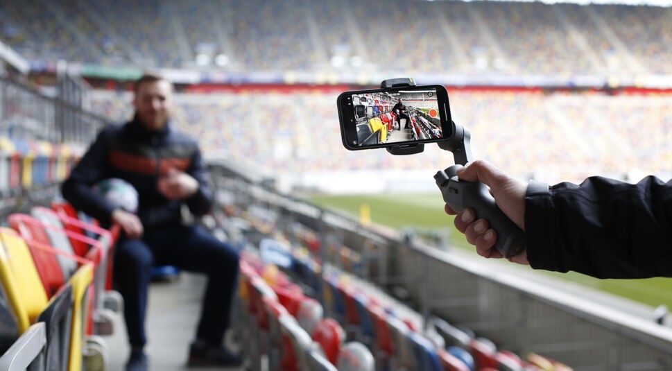 Ein Smartphone überträgt eine Liveaufzeichnung aus dem Fußball-Stadion.