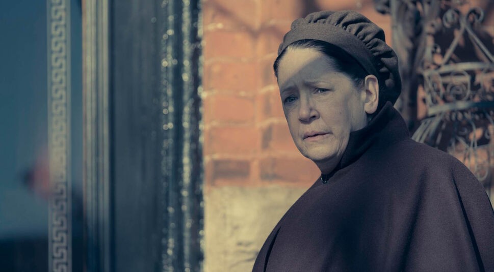 Ann Dowd als Lydia in The Handmaid's Tale