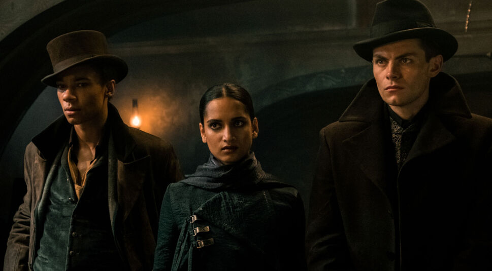 Freddy Carter, Amita Suman und Kit Young in Shadow and Bone