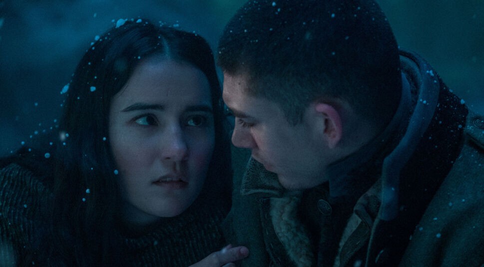 Jessie Mei Li und Archie Renaux in Shadow and Bone