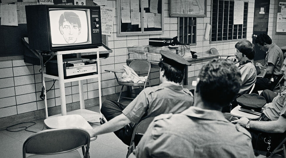 New Yorker Polizisten schauen sich eins Phantomzeichnung von David Berkowitz an