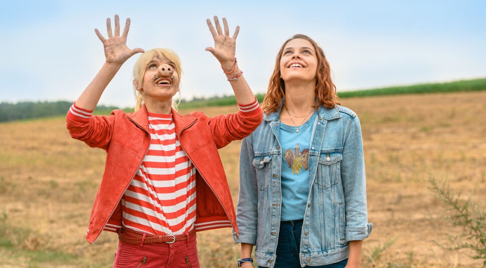 Die junge Hexe Bibi zaubert, während ihre Freundin Tina neben ihr steht