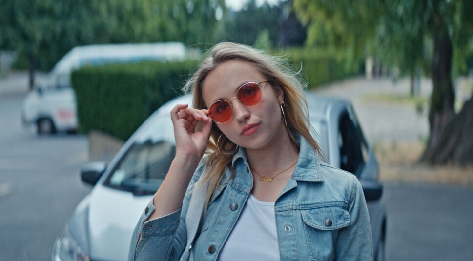 Lola (Chloé Jouannet) schaut in die Kamera
