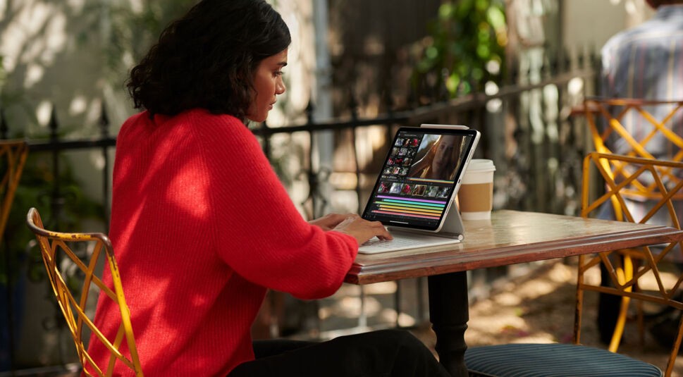 Frau arbeitet im Café mit dem iPad Pro 2021