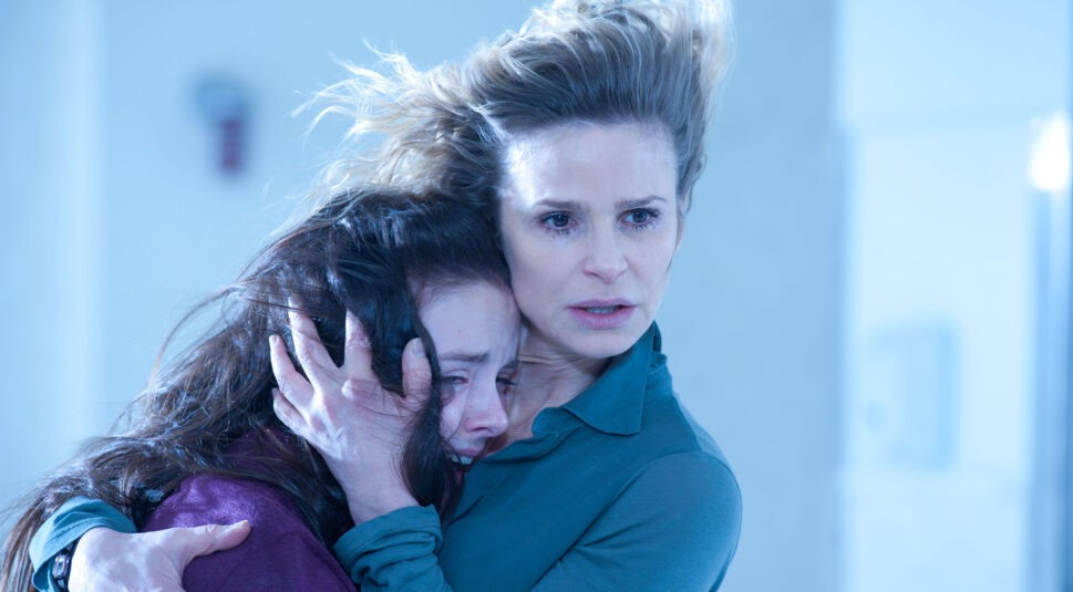 Stephanie (Kyra Sedgwick)  hält ihre Tochter im Arm