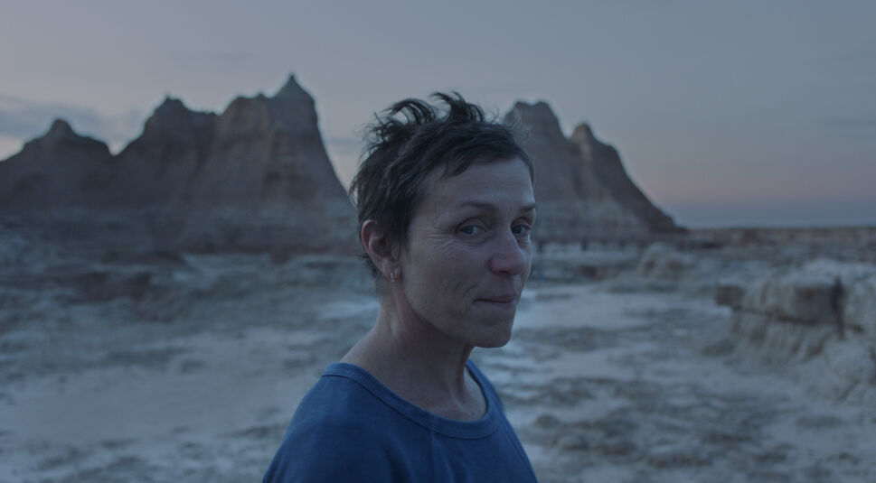 Frances Dormand als Fern ist in einer trockenen Felslandschaft zu sehen.