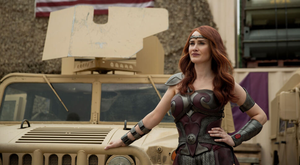 Eine Superheldin lehnt sich an ein Auto