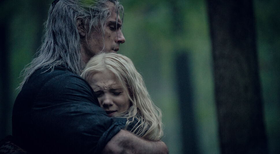 Hexer Geralt (Henry Cavill) umarmt Prinzessin Ciri (Freya Allan).