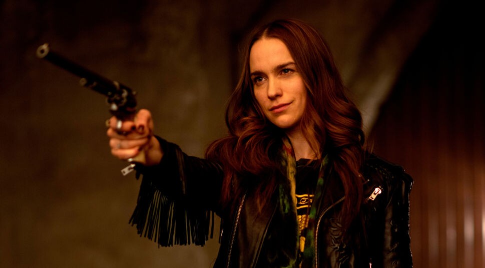 Wynonna (Melanie Scrofano) zielt mit ihrer Pistole