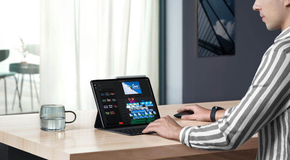 Das Tablet Huawei MatePad Pro auf einem Schreibtisch mit Tastatur