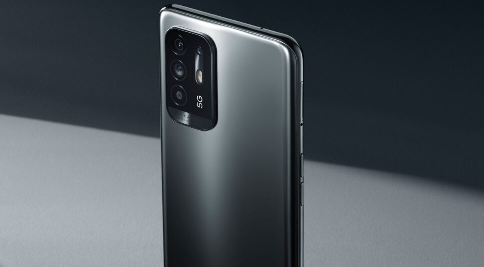 Oppo A94 5G in Silber von hinten