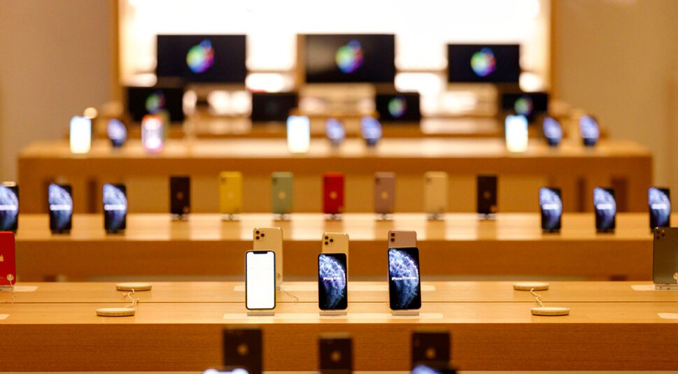 iPhones und Macs in einem Apple Store