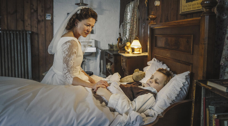 Gefi (Hannah Herzsprung) am Bett ihres kranken Sohnes Maxl (Josef „Seppi“ Staber).