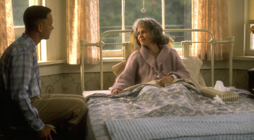 Forrest (Tom Hanks) am Bett seiner Mutter (Sally Field).