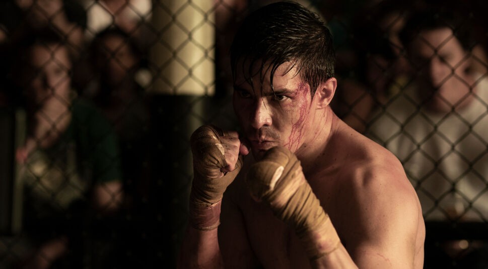 Cole Young bei einem MMA-Kampf.