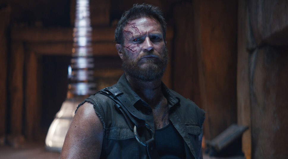 Kano (Josh Lawson) in dem Film "Mortal Kombat"