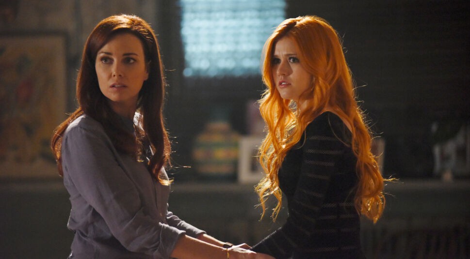 Clary Fray (Katherine McNamara) und ihre Mutter Jocelyn (Maxim Roy)