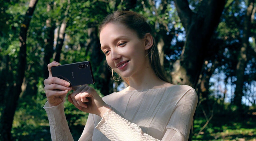 Eine Frau macht ein Foto mit dem neuen Sony Xperia 10 III 5G.