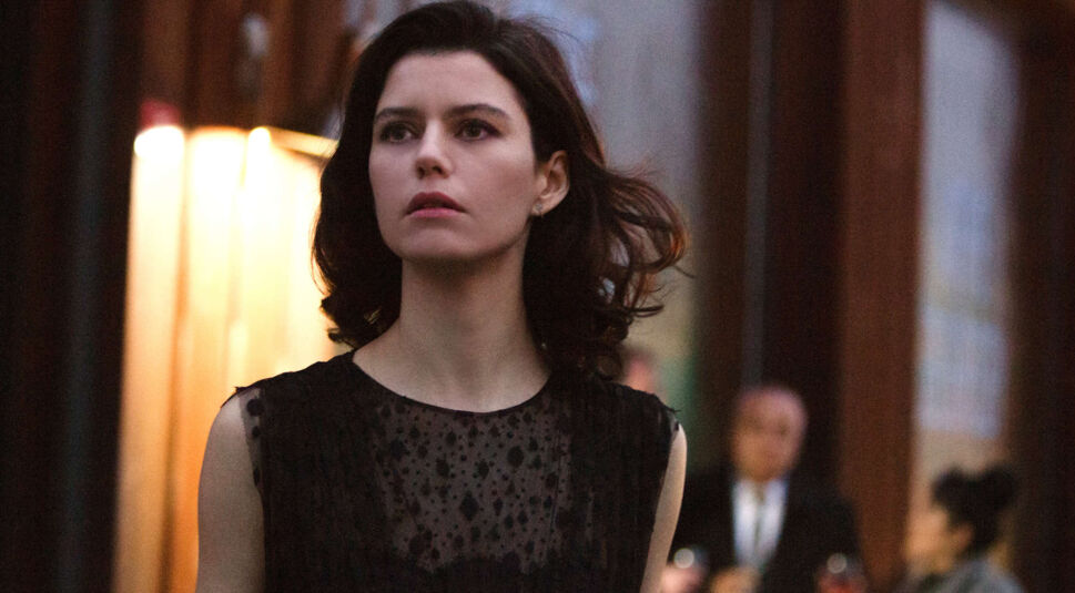 Beren Saat in der Netflix-Serie Atiye.
