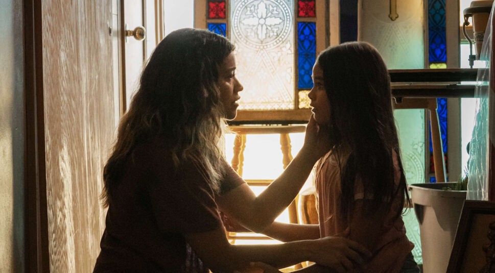 Gina Rodriguez und Ariana Greenblatt in Awake.