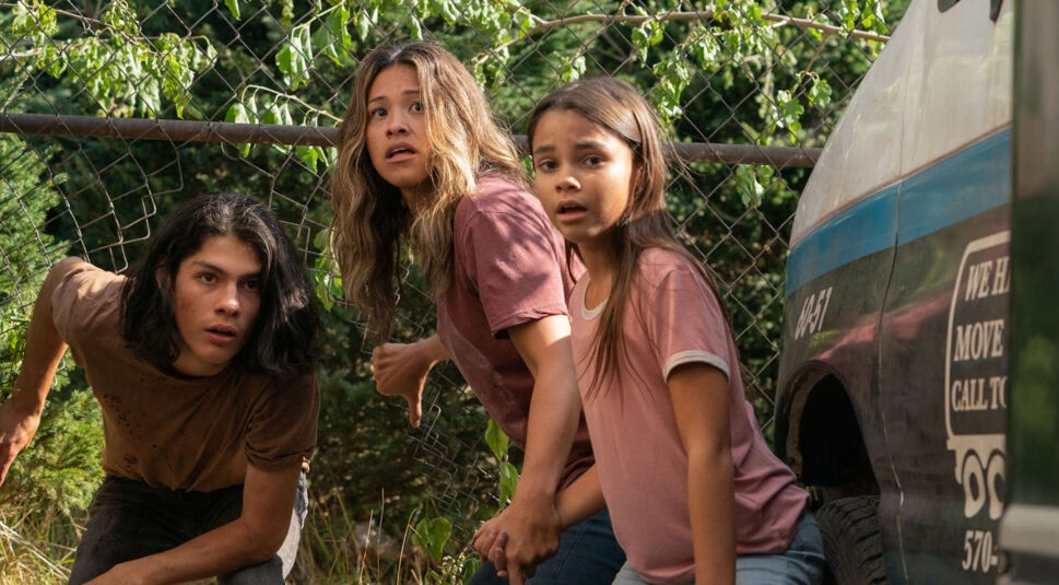 Lucius Hoyos, Gina Rodriguez und Ariana Greenblatt in Awake.