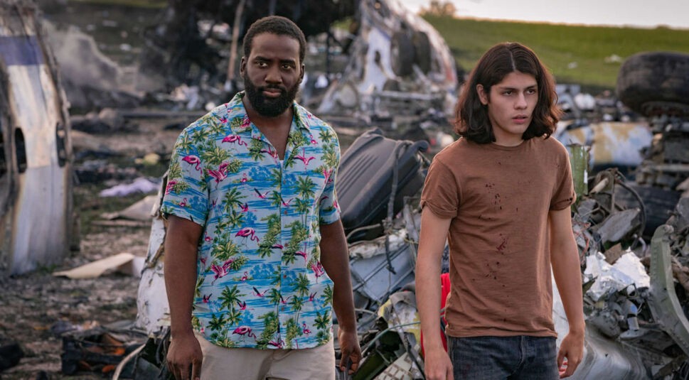 Shamier Anderson und Lucius Hoyos in Awake.