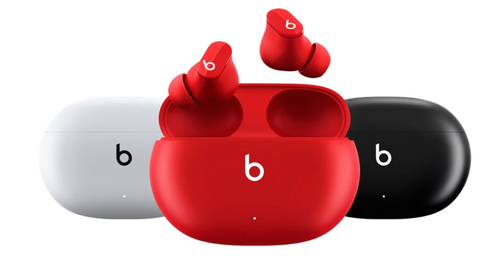 Die Beats Studio Buds in den Farben Weiß, Rot und Schwarz