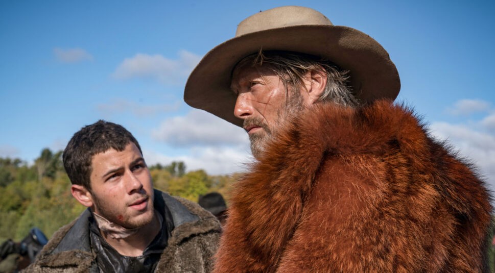 Mads Mikkelsen und Nick Jonas in Chaos Walking