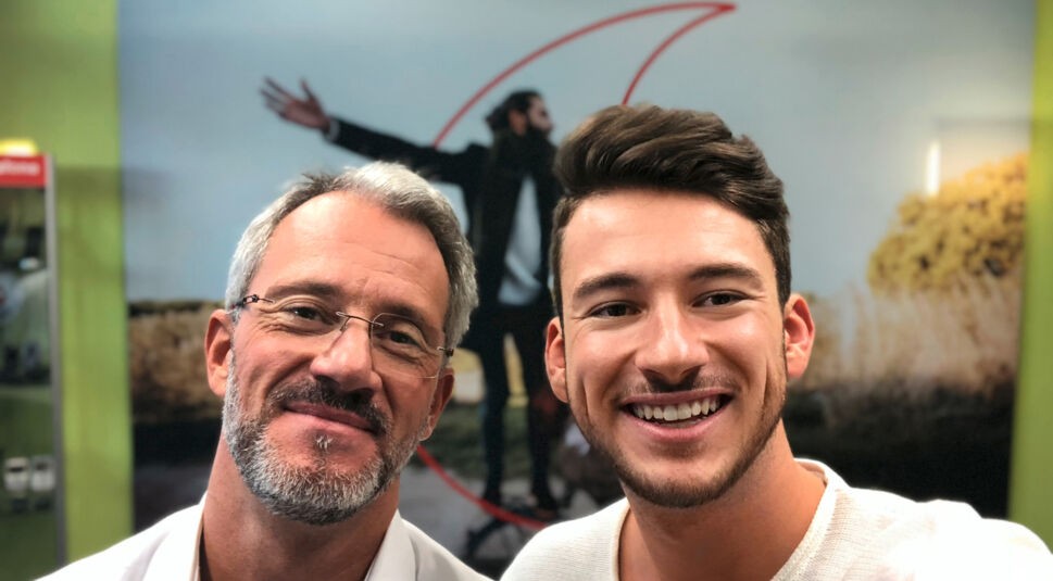  Maurice, dualer Student bei Vodafone, und sein Vater Frank, Bereichsleiter bei Vodafone in Stuttgart.