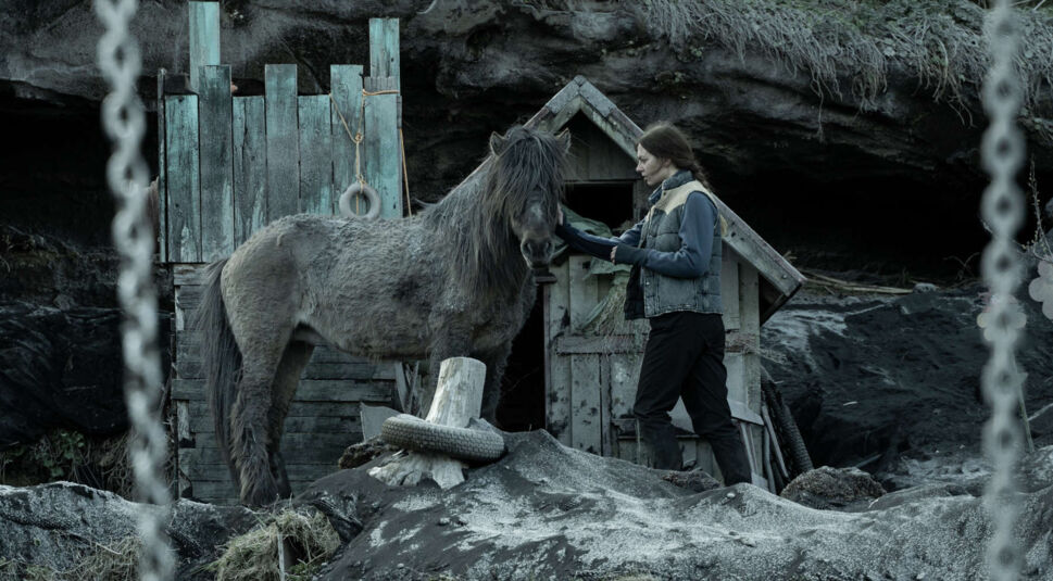 Íris Tanja Flygenring streichelt ein Pferd in Katla.
