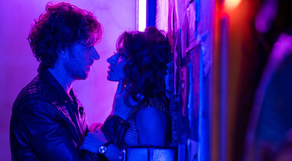 Adam Demos und Sarah Shahi in Sex/Life