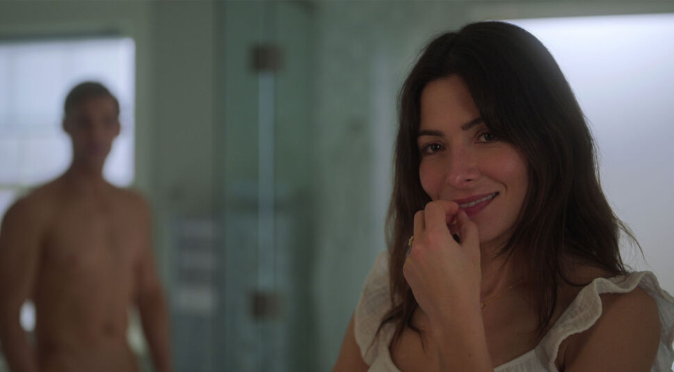  Sarah Shahi wird 2022 auch im DC-Film Black Adam zu sehen sein.