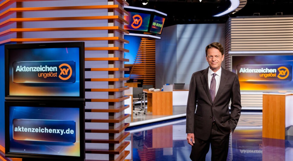 Moderator Rudi Cerne im ZDF-Studio für die Sendung "Aktenzeichen XY...ungelöst".