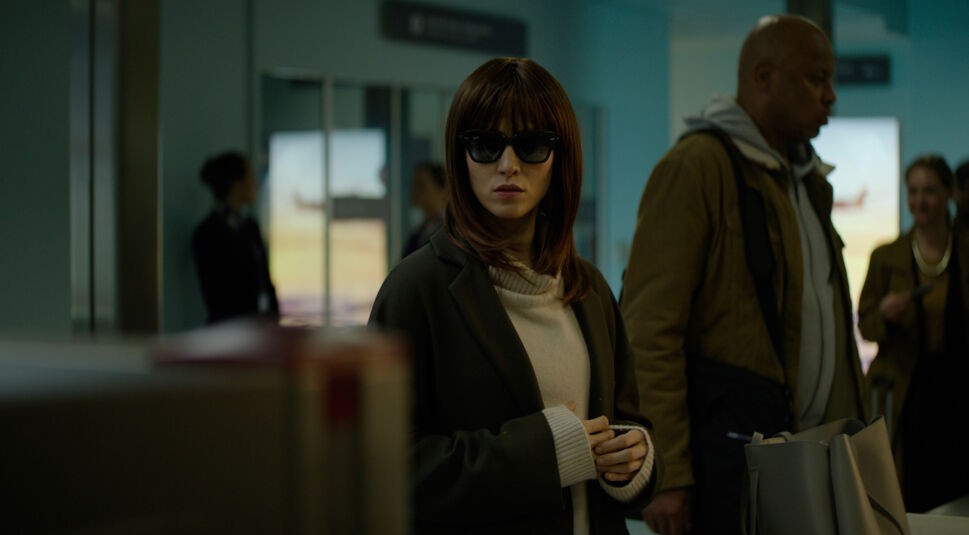 Eine Frau steht im Terminal eines Flughafens