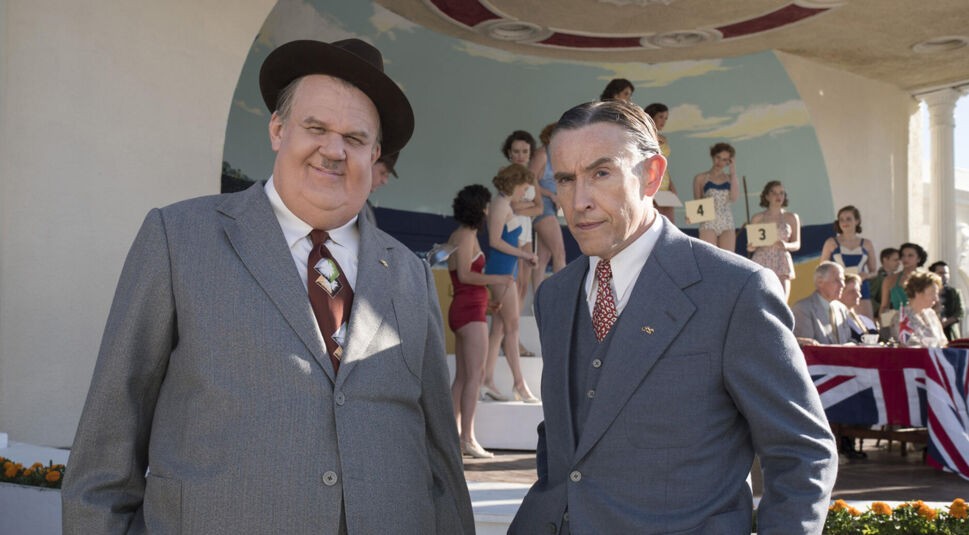 Das Komiker-Duo Stan (Steve Coogan) und Ollie (John C. Reilly) schauen in die Kamera