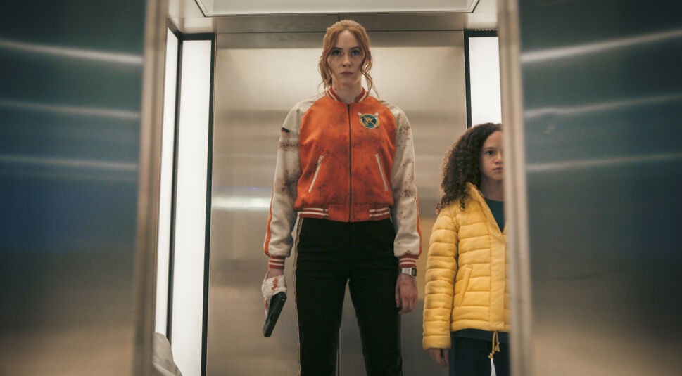 Sam (Karen Gillan) und Emily (Chloe Coleman) stehen in einem Aufzug. 