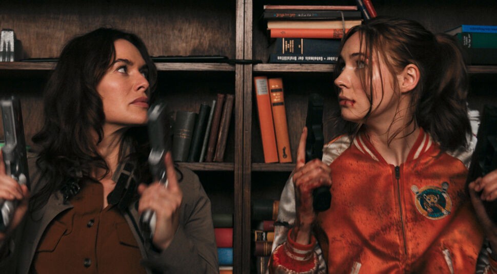 Scarlet (Lena Headey) und Sam (Karen Gillan) im Film Gunpowder Milkshake