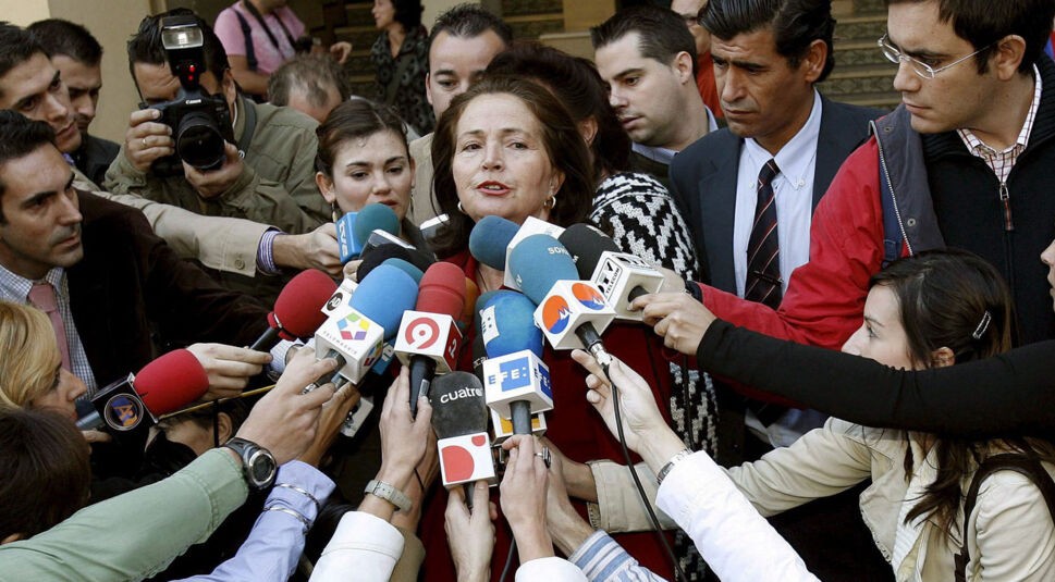 Alicia Hornos gibt ein Statement zum Mord an der Costa del Sol ab