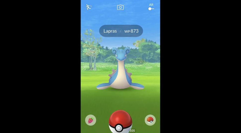 Ein wildes Lapras kann im Spiel "Pokémon GO" mit dem Pokéball gefangen werden.