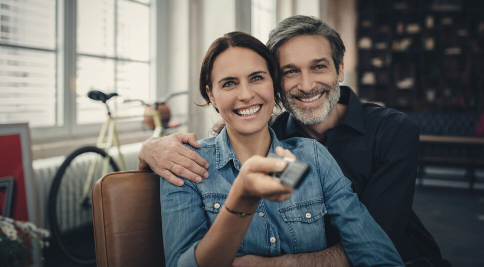 Ein Paar schaut zusammen Vodafone TV