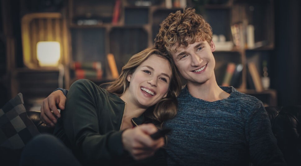 Ein Paar schaut gemeinsam Vodafone TV