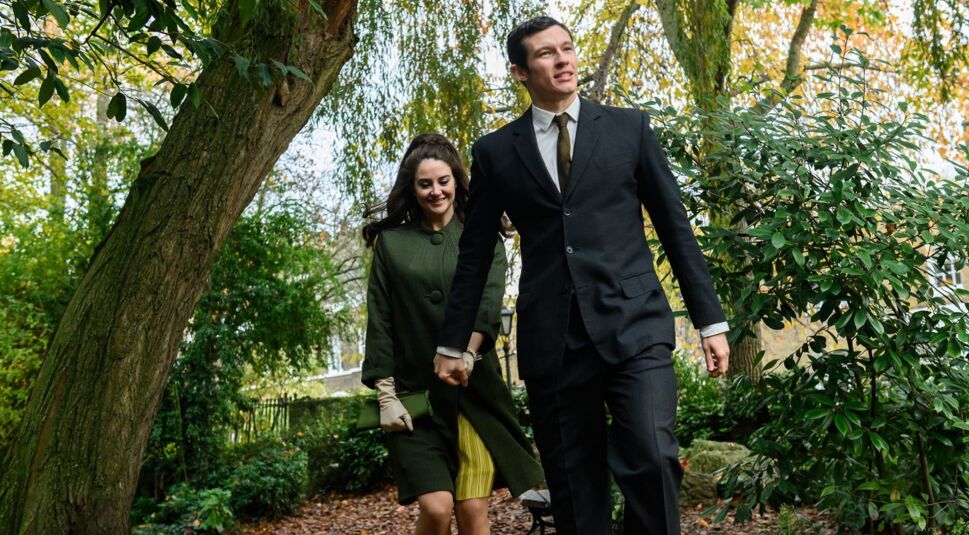 Shailene Woodley und Callum Turner als Eine Handvoll Worte