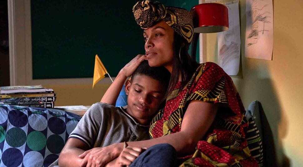 Lonnie Chavis und Rosario Dawson in The Water Man