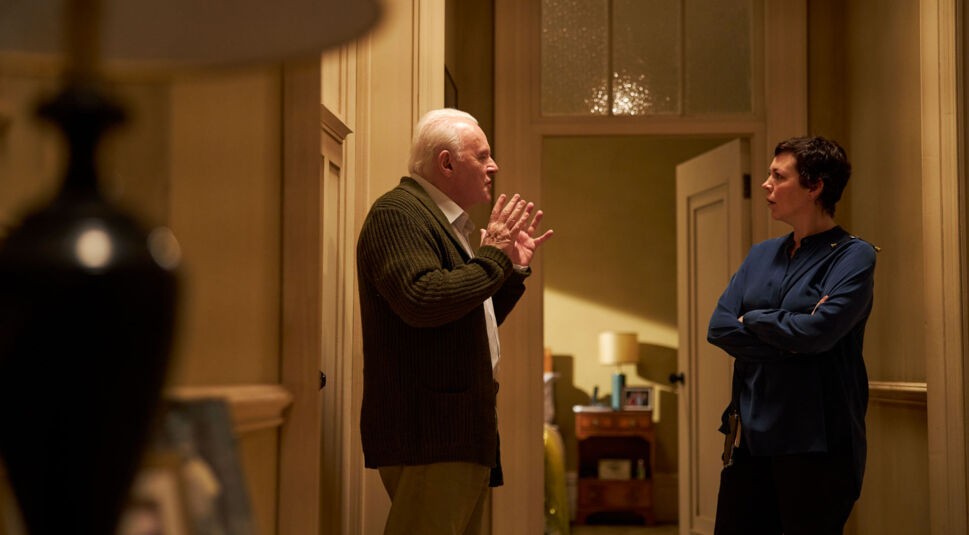 Anthony (Anthony Hopkins) und Anne (Olivia Colman) streiten sich im Flur