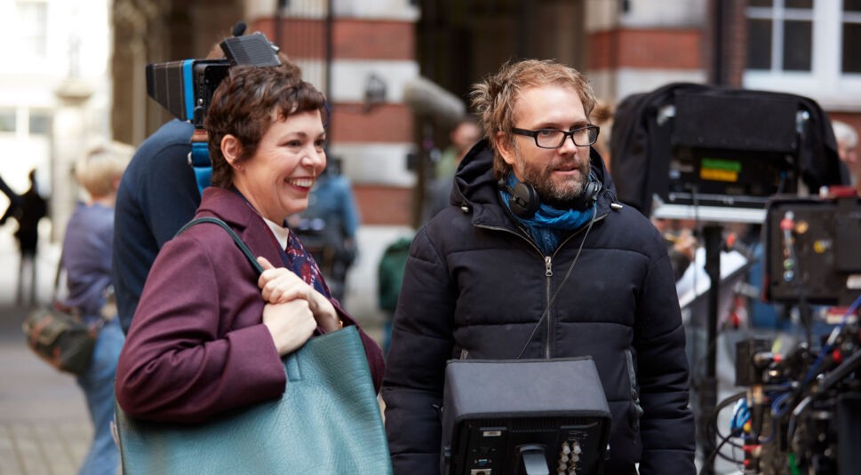 Olivia Colman (Anne) und Regisseur Florian Zeller am Set von "The Father"