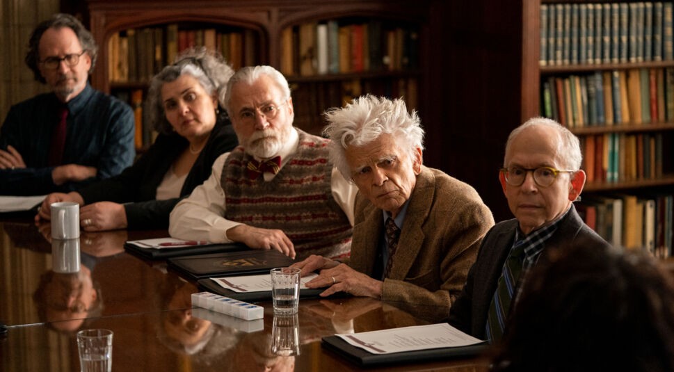  Neben Sandra Oh gehören Randy Kovitz, Marcia DeBonis, Richard R. Applegate, Ron Crawford und Bob Balaban zum Cast von The Chair.